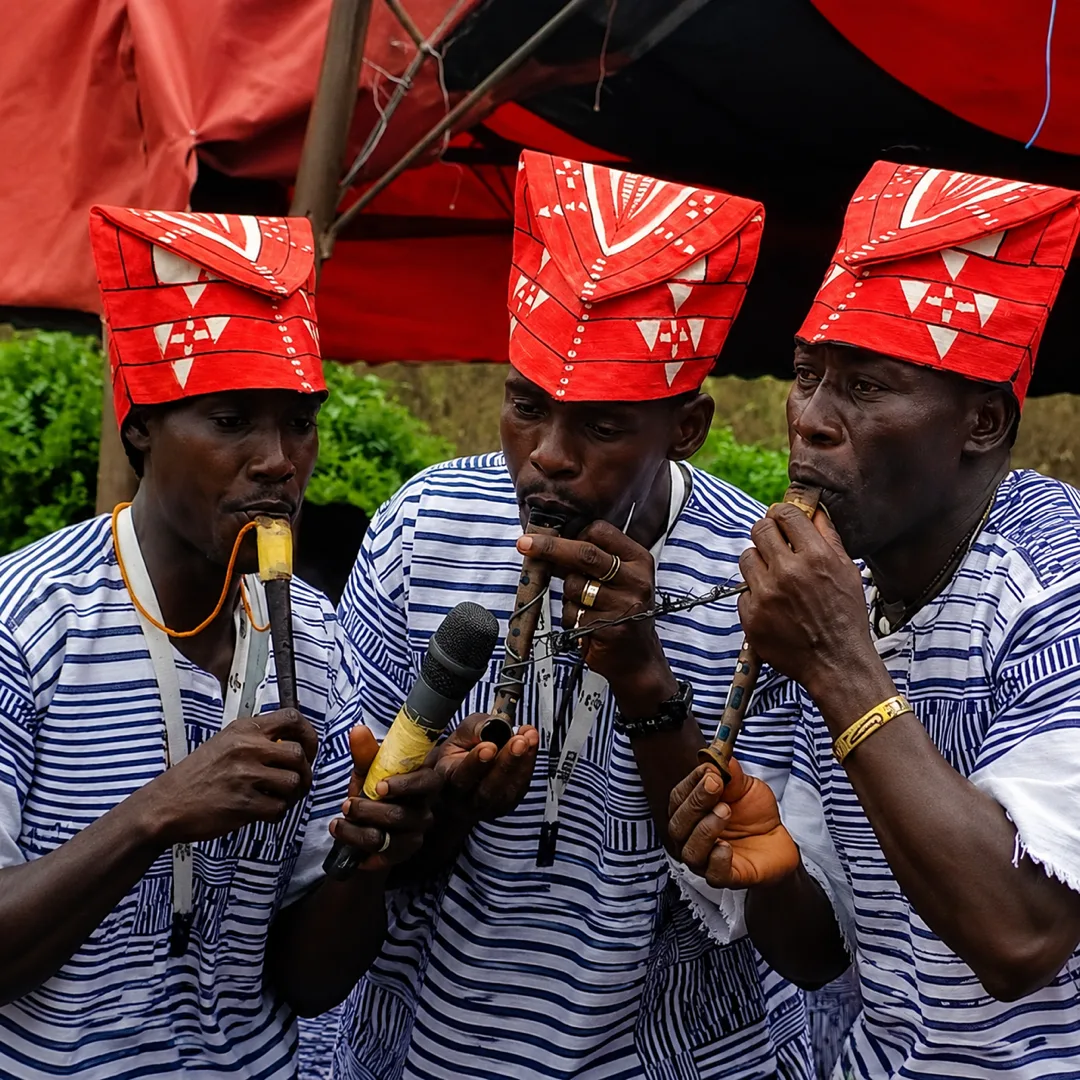 Trois flûtistes traditionnels accompagnant le spectacle Zaouli en musique 100 % live
